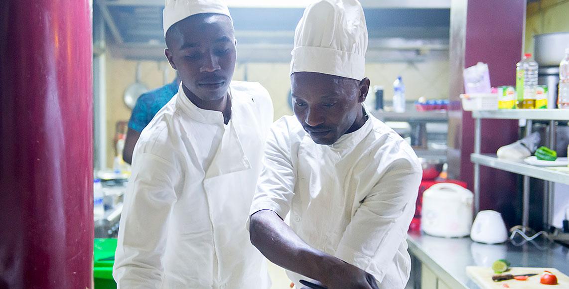 Chefs cuisinant au restaurant Martha Hotel