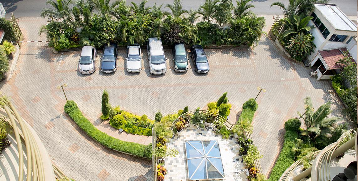 Vue aerienne du parking et jardin Martha Hotel